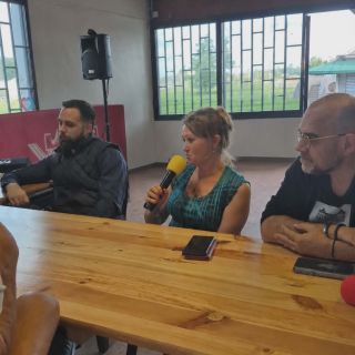 Loading...